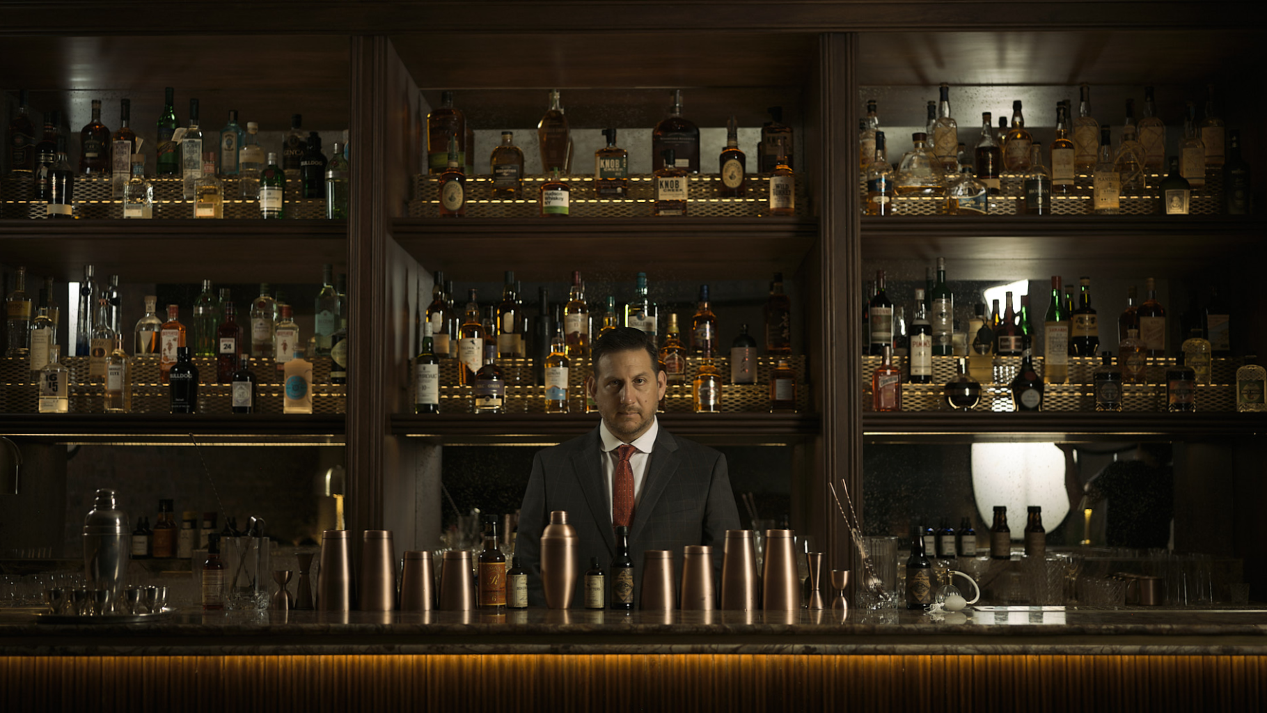 Barra elegante de un bar en Lima con un bartender.