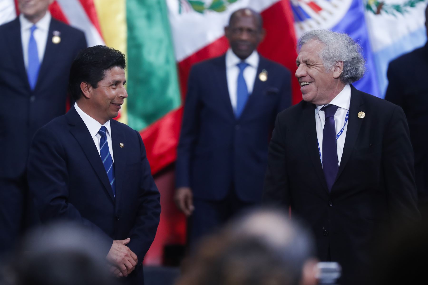 Fotografía de Pedro Castillo y Luis Almagro sonriéndose mutuamente durante la Asamblea General de la OEA en Lima.