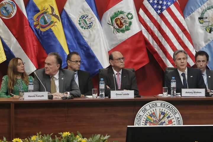 Harold Forsyth, César Landa y Anthony Blinken participando en la Asamblea General de la OEA en Lima.