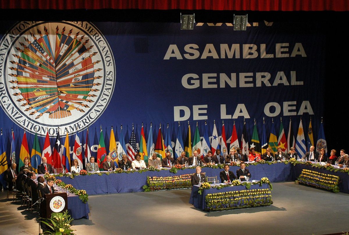 Plano picado de los estados miembro reunidos en la Asalmblea General de la OEA en Lima, PErú.