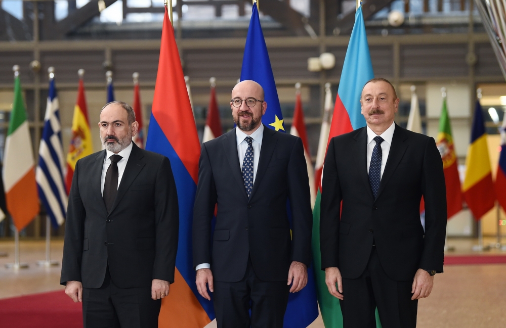 A la izquieda el Primer Ministro armenio Nikol Pashiyan, al centro el Presidente del Consejo Europeo Charles Michel y a la derecha el Presidente azerí Ilham Aliyev en las negociaciones de paz de Nagorno-Karabaj bajo mediación de la UE