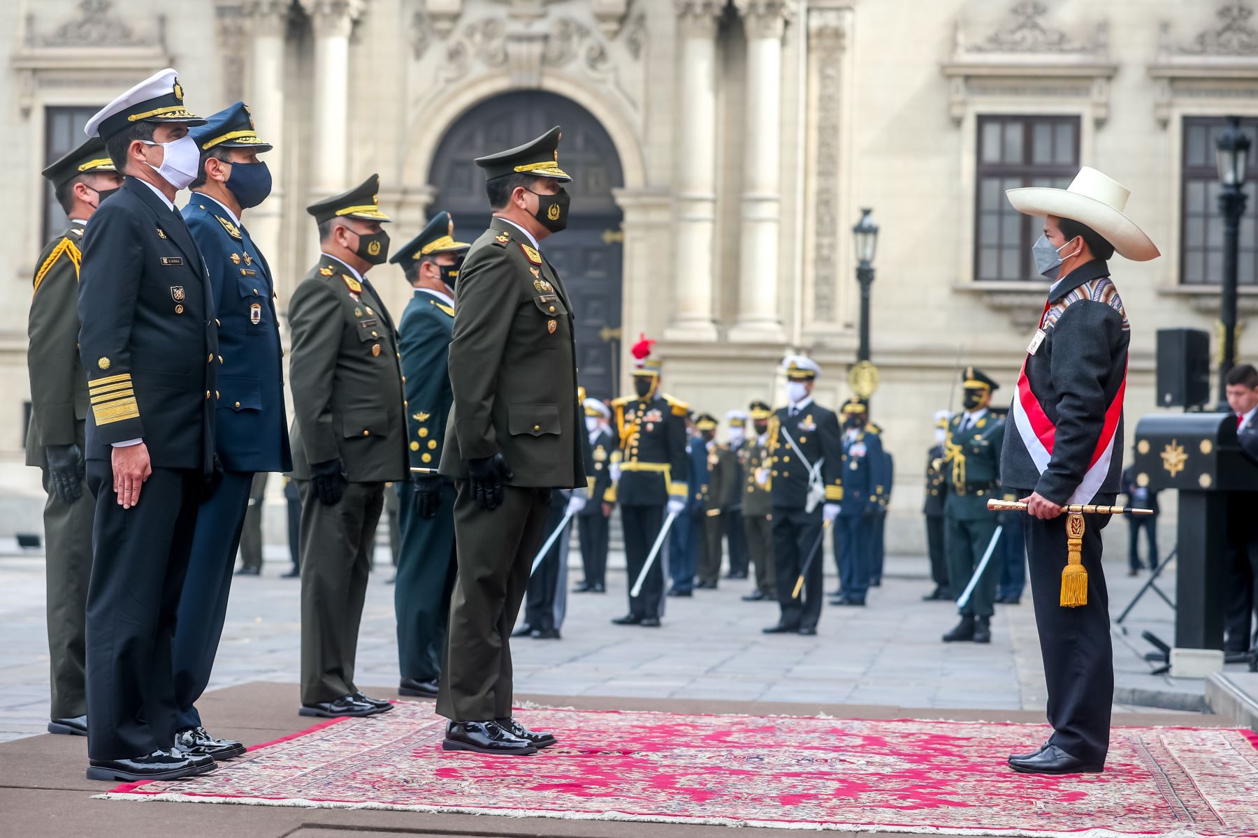 Pedro Castillo el 5 de agosto del 2021 siendo reconocido como el jefe supremo de las Fuerzas Armadas y Policía Nacional del Perú.
