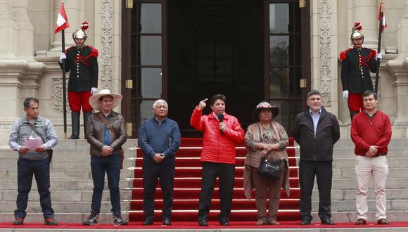 Pedro Castillo junto a los representantes de la Asamblea Nacional de los Pueblos del Perú. En dicha actividad oficial en Palacio, Castillo lanzó amenazas en contra del Congreso y la oposición.